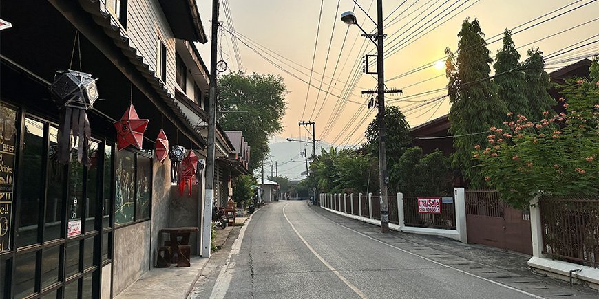 Solopgang i Mae Sariangs gader