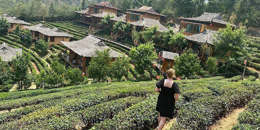 Michelle går tur i landskaberne i Ban Rak Thai