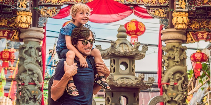 Far og søn i Chinatown på Phuket i Thailand