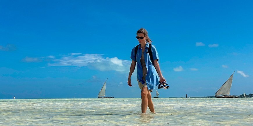Ingun går på stranden i Paje på Zanzibar