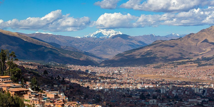 Oversigtsbillede af Cusco på solrig dag