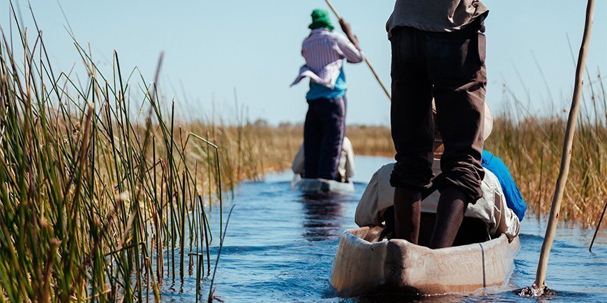 2 mokoros (traditionelle kanoer) på Okavango-deltaet i Botswana