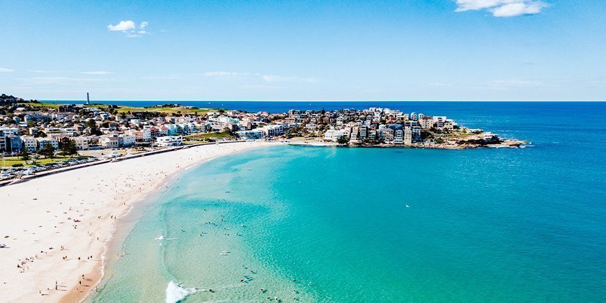 Solrig dag på Bondi Beach i Sydney i Australien