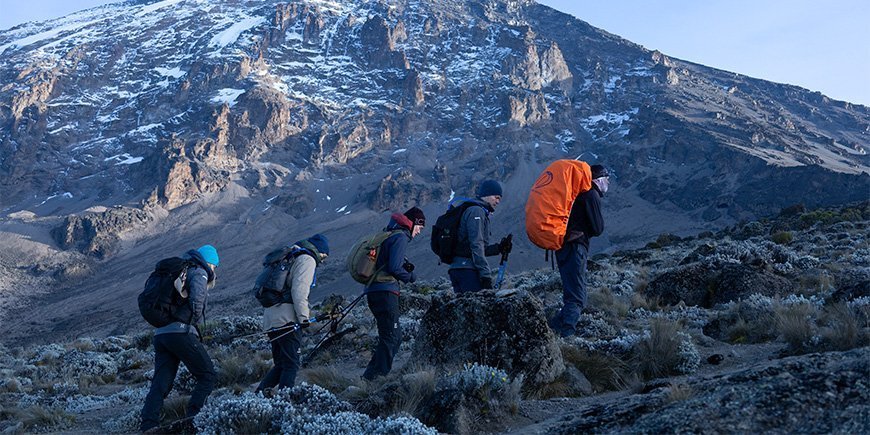Familie går på rad og række op ad Kilimanjaro