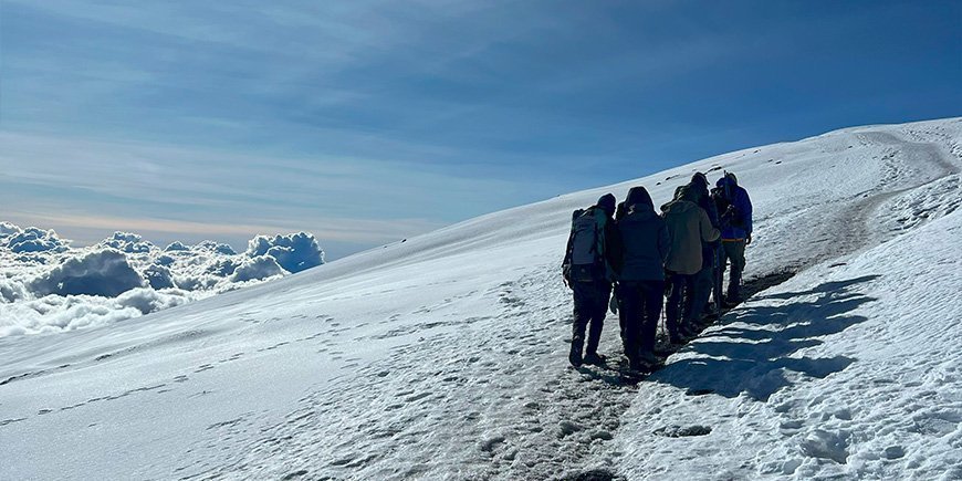 På vej mod Uhuru Peak i solskin