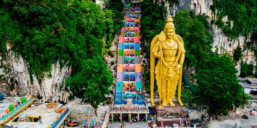 Statue og farverige trapper ved Batu Caves i Malaysia