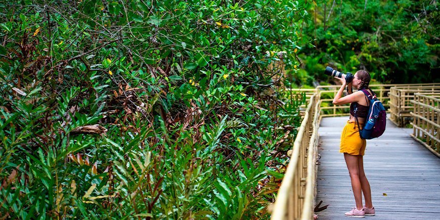 Ung kvinde tager billeder i Manuel Antonio Nationalpark i Costa Rica