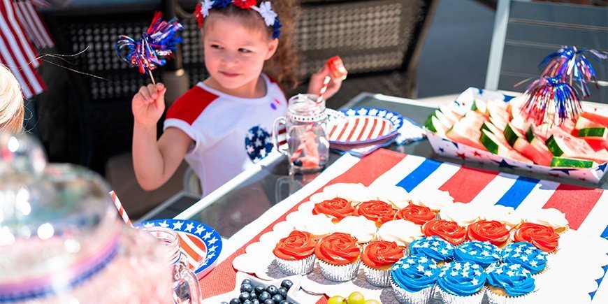 Lille pige fejrer USA's uafhængighedsdag