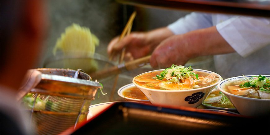 Kok tilbereder Ramen på Tsukiji Fish Market i Tokyo