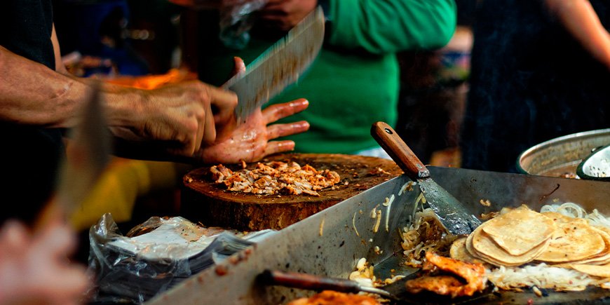 Der bliver tilberedt kød til Tacos i en madbod i Mexico City
