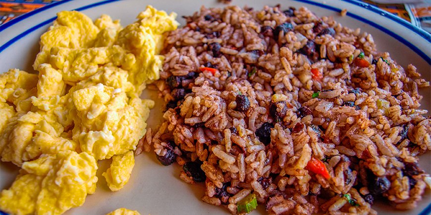 Gallo Pinto med røræg