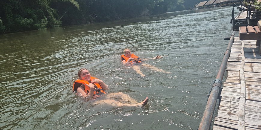 Cecilie prøver river jump ved Kwai-floden