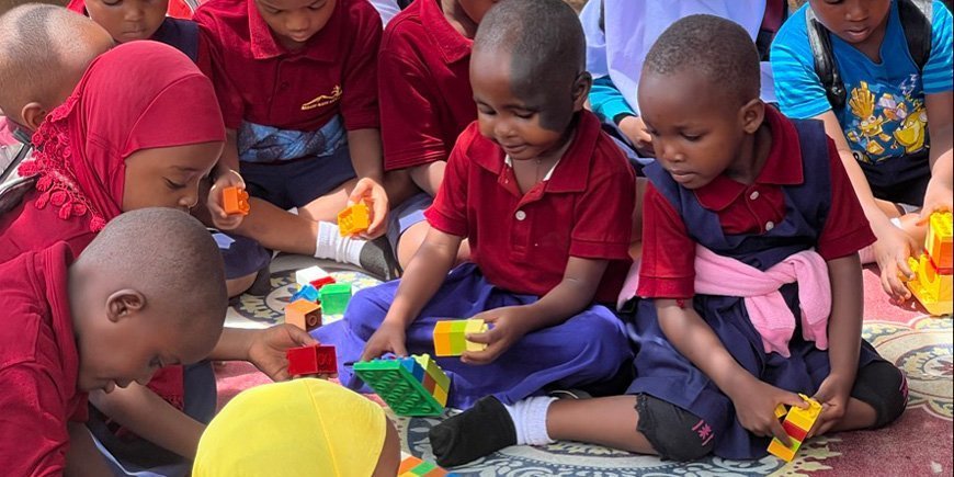 Børn leger med lego i Moshi Kids Center