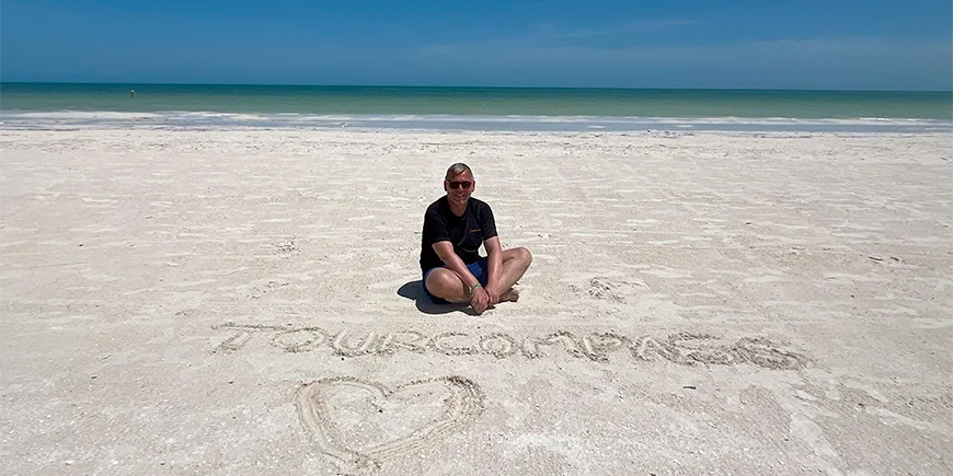 Tom sidder i sandet på Isla Holbox i Mexico