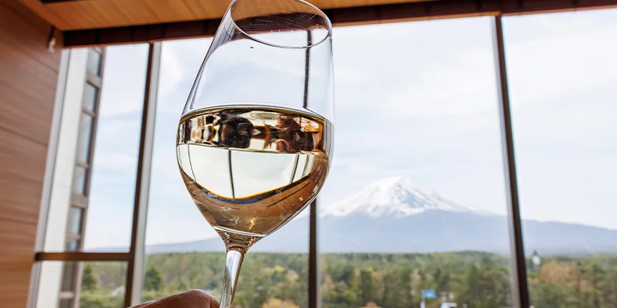 Et glas vin med udsigt til Mount Fuji