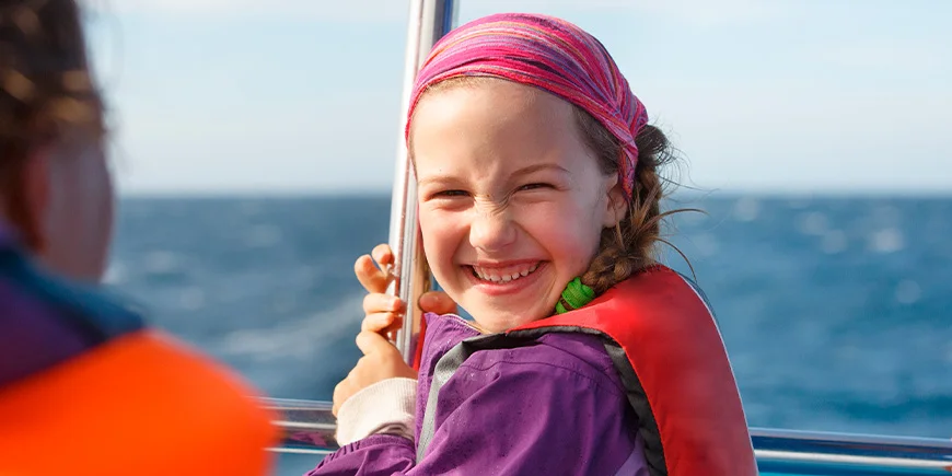 Pige på hvalsafari ved Mirissa i Sri Lanka