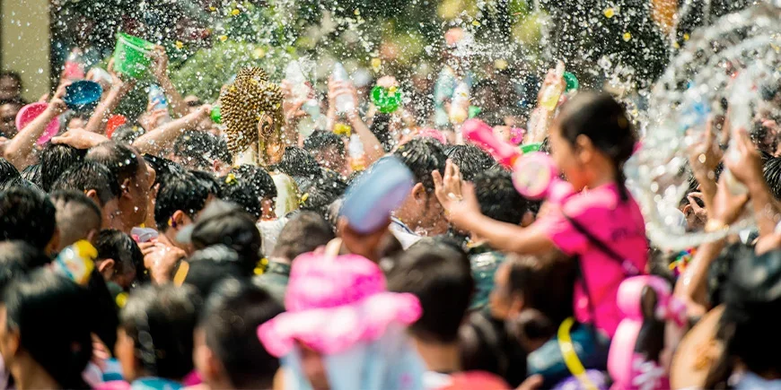 Vandkamp i Thailands gader under Songkran