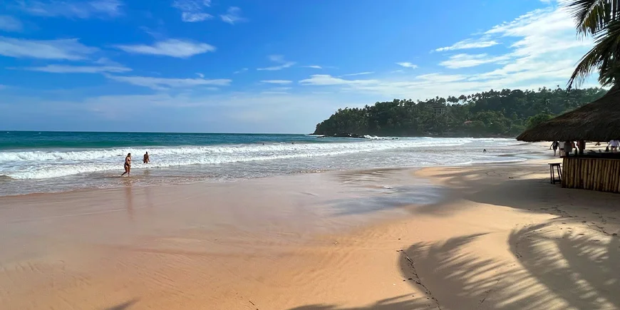 Mirissa Beach på en solrig dag