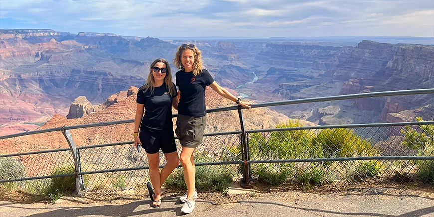 To kvinder står ved udsigtspunkt ved Grand Canyon i USA