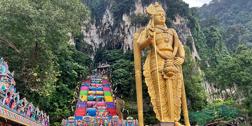 Trappen ved indgangen til Batu Caves i Kuala Lumpur