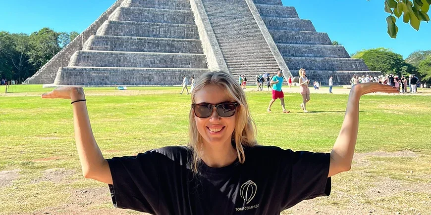 Nadia laver sjov ved Chichen Itza