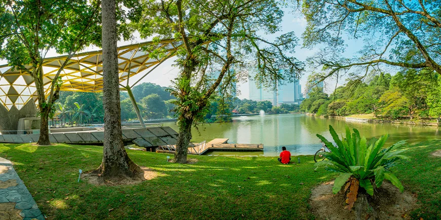 Mand slapper af i parken ved Perdana Botanical Gardens i Kuala Lumpur