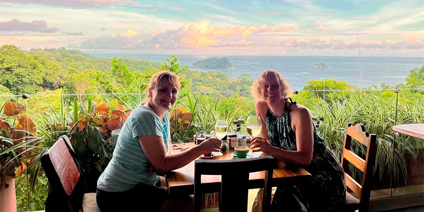 Meike og vendinde nyder en drink på café i Costa Rica