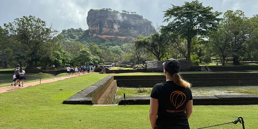 Louise fra TourCompass kigger på Sigiriya i Sri Lanka