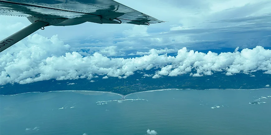 Udsigt fra et lille fly over Costa Rica