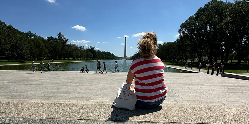 Bianca sidder foran Washington Monument i Washington