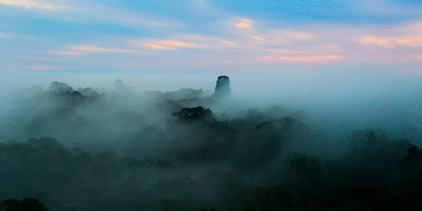 Blå solopgang ved Tikal Nationalpark i Guatemala