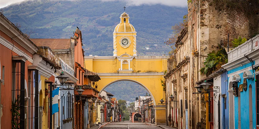 Tom gade i Antigua i Guatemala