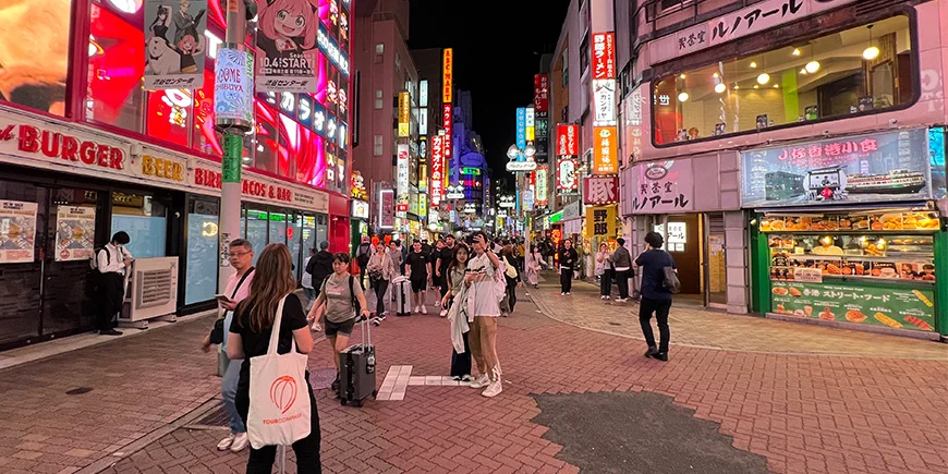 TourCompass-medarbejder udforsker område omkring Shibuya