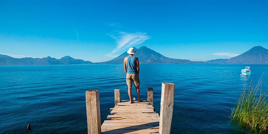 Mand kigger ud over Atitlan-søen i Guatemala
