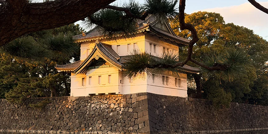 Tokyo Imperial Palace fra en side