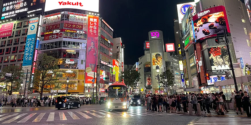 Shibuya Crossing set fra gaden