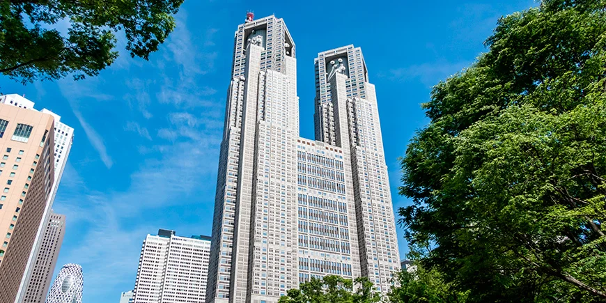 Solrig dag ved Tokyo Metropolitan Government Building