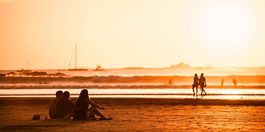solnedgang på smuk strand i Tamarindo