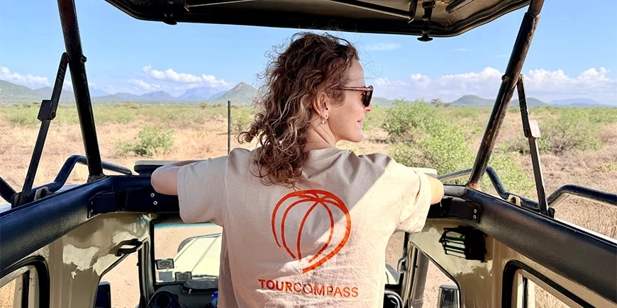 Kvinde i TourCompass-t-shirt på safari i Samburu i november måned