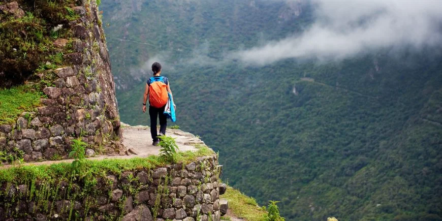 Kvinde går på stien på Inkatrekket på vej mod Machu Picchu