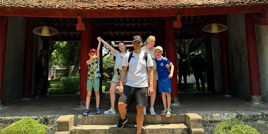 Vores kollegaer Dino og Mira i Vietnam med deres tre børn