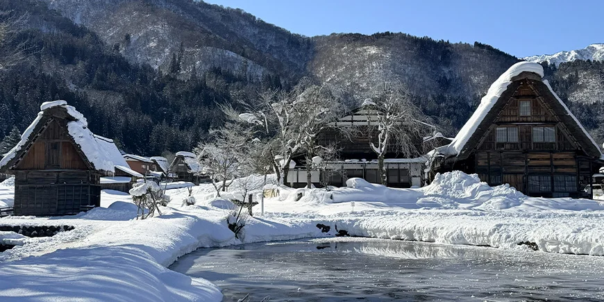 Februar med snevejr i Shirakawa-Go