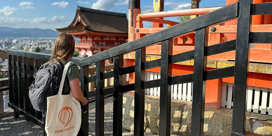 TourCompass-medarbejder ved Kiyomizu-templet i Kyoto