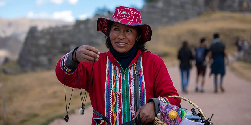 Lokal kvinde i Cusco i Peru, der sælger lokalproducerede smykker