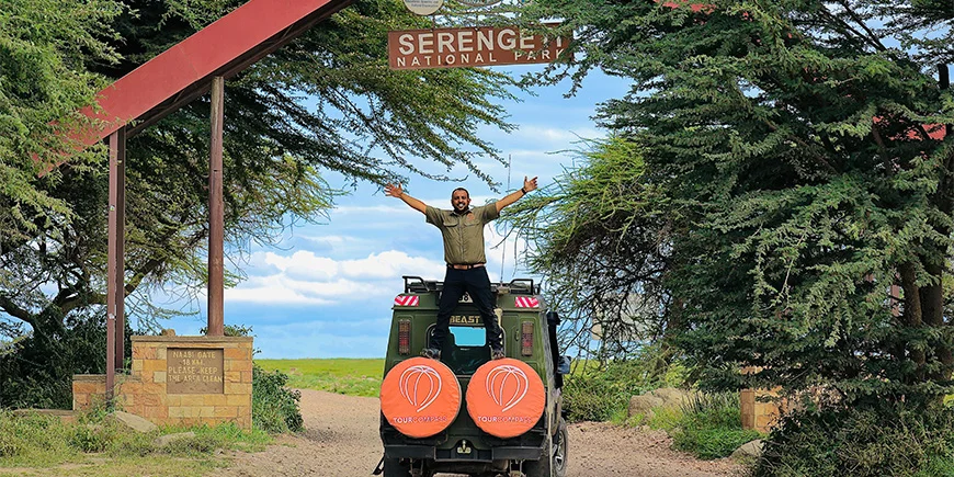 Safari guide Madeal foran indgangen til Serengeti