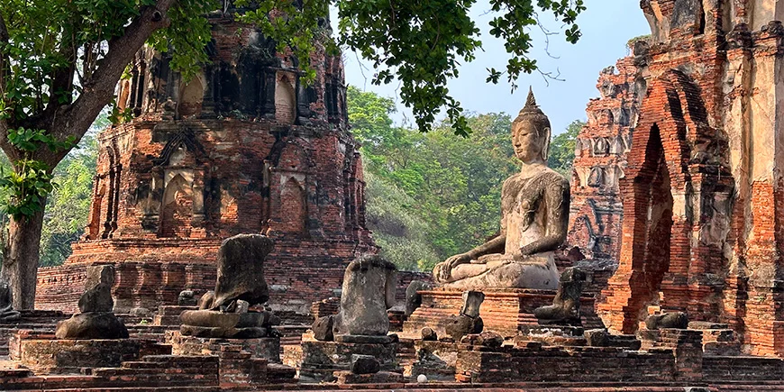 Ruinerne i Ayutthaya i Thailand