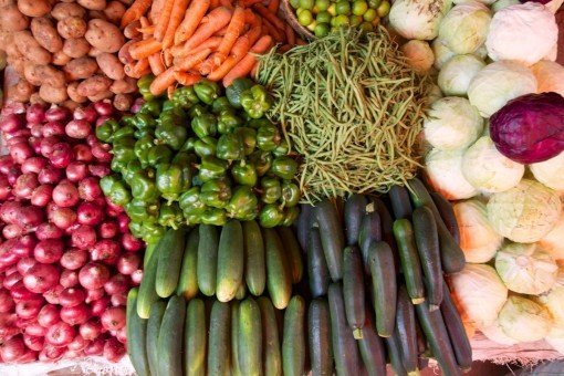 Farverige grøntsager på byens marked