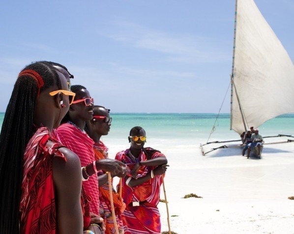 Masaier på stranden på Zanzibar
