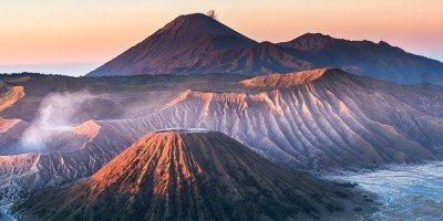 Dramatisk og farverig solopgang set fra Borobudur, Java