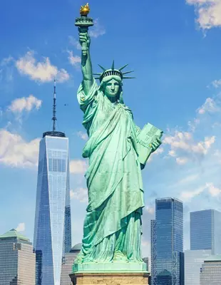 Udsigt til Frihedsgudinden med blå himmel som baggrund